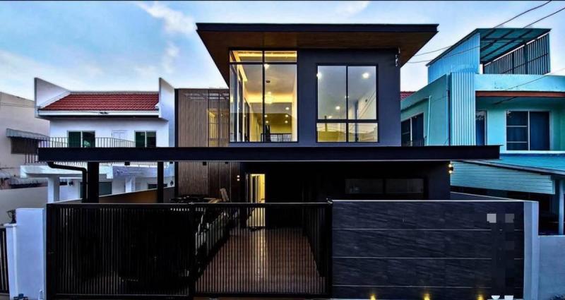 ขายพร้อมคนเช่า Private Luxury Pool Villa ที่ตั้ง : 700 ม. ถึง BTS บางจากรายละเอียดตัวบ้าน- พูลวิลล่า 2 ชั้น พื้นที่ใช้สอย 250 ตร.ม. (42 ตร.ว.)- 3 ห้องนอน (En-suite) | 4 ห้องน้ำ- สระว่ายน้ำส่วนตัวเชื่อมต่อห้องนั่งเล่นดีไซน์โดย ID Architect งานเนี๊ยบระดับ High-end- ที่จอดรถ 2 คัน พร้อมส่วนต่อขยายห้องแม่บ้านสถานที่ใกล้เคียง- 1 กม. ถึงทางด่วนสุขุมวิท 62- ใกล้ EmQuartier, Emsphere และ รร.นานาชาติชื่อดังราคาเพียง: 17.9 ล้านบาท ค่าเช่าปัจจุ�