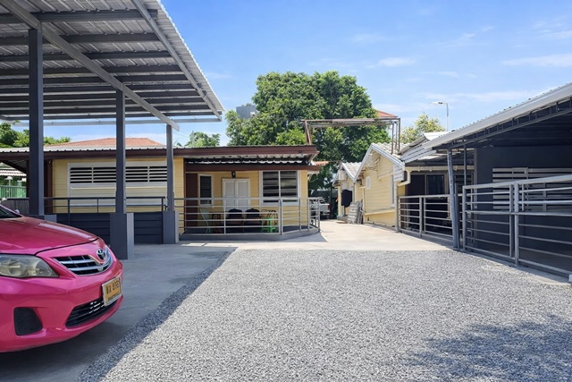 สนามกอล์ฟยูนิโก้แกรนด์ 2.2 กม.บ้านเดี่ยวชั้นเดียวหลังมุม 2นอน 100 ตร.ม. 7,499-8,499B-M ถูกกว่าคอนโด ทำเลกรุงเทพกรีฑา 1-9 2น้ำ ใกล้ตลาดมาร์เก็ตทูเดย์ หัวหมาก 400ม. เดินทางสะดวก พื้นที่ใช้สอยลงตัว เหมาะอยู่อาศัย ขนาดที่ดินและพื้นที่ใช้สอยระบุชัดเจนSingle-storey corner 100sqm. house for rent 2beds 2baths Cheaper than a condo. on Krungthep Kreetha Soi1-9 Unico Grand Golf Course 2.2km. 7,499-8,499B-M Located 400 meters from Market Today HuaMak. convenient access practical layout with clearly specified land and usable area sizes suitable for peaceful livingถนนกรุงเทพกรีฑา แ