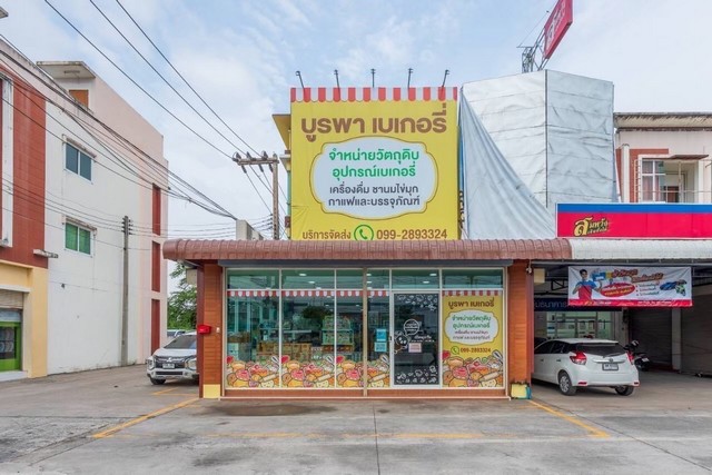 ขายอาคารพานิชย์ 2 คูหา​ 3 ชั้น (ห้องริม) ทำเลดีมาก อยู่ติดถนนใหญ่(สามารถจอดรถหน้าตึก ข้างตึก หลังตึกได้) - พื้นที่โฉนด 68 ตารางวา- พื้นที่ใช้สอย 272 ตารางเมตร - หน้ากว้าง 8 เมตร ลึก 34 เมตรขาย 22 ล้านบาทค่าโอนคนละครึ่งสถานที่สำคัญใกล้เคียง1. ห้างโลตัส2. บิ๊กซี3. ตลาดสดวิศิษ​ชัย4. ตลาดบ้านบึง5. อยู่ห่างทางขึ้นมอเตอร์​เวย์ 20 นาทีที่ตั้ง ตำบล บ้านบึง อำเภอบ้านบึง ชลบุรี------------------------