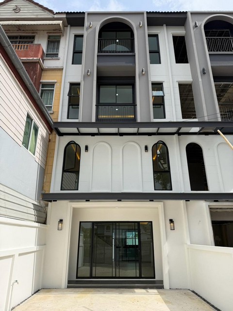 ขายทาวน์โฮม 4 ชั้น 4 ห้องนอน ลาดพร้าว 110 พื้นที่ขนาดใหญ่ รีโนเวทใหม่ทั้งหลัง พร้อมเข้าอยู่*** ราคาขายเพียง 6,990,000 บาท ฟรีโอนติดต่อ:: ชยา โทร/ID Line:: 0942823961   Link Line:: https://line.me/ti/p/3xFA1An8Kcรหัส# T26-1270ทาวน์โฮม 4 ชั้น ลาดพร้าว 110 ถนนลาดพร้าว รีโนเวทใหม่ทั้งหลังo ขนาด 24 ตรว o พื้นที่ใช้สอยประมาณ 200 ตารางเมตรo 4 ห้องนอน 5 ห้องน้ำ ( ห้องน้ำส่วนตัวทุกห้อง)o ห้องครัวo จอดรถในบ้าน 2 คันo หน้าบ้านรีโนเวทใหม่ ดูโมเด�