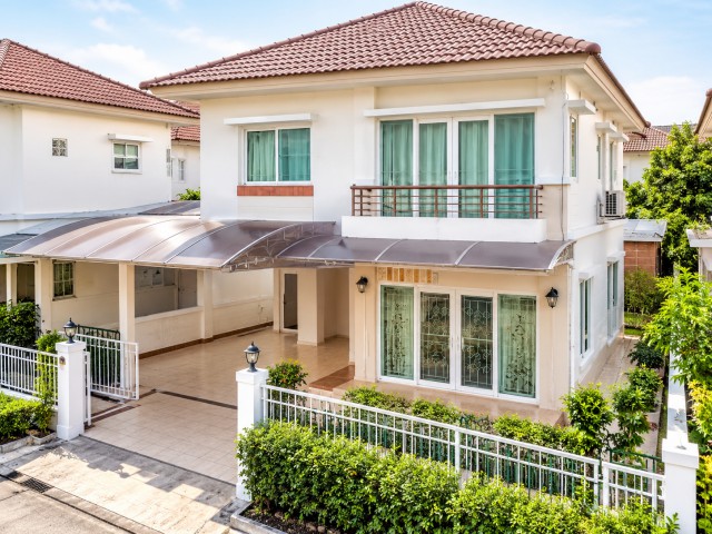 รร.นานาชาติฮาร์โรว์ 600 ม. บ้านแฝด 3นอน หลักสี่-ดอนเมือง 2 น้ำ 35 ตร.ว.ช่างอากาศอุทิศ 1-5 140 ตร.ม. 2 ชั้น พร้อมเฟอร์ฯ และเครื่องใช้ไฟฟ้าครบ เหมาะสำหรับครอบครัว เดินทางสะดวก ใกล้ตลาดโกสุมรวมใจ 1.1 กม.สนามบินดอนเมือง และรถไฟฟ้าสายสีแดง  BTS สะพานใหม่  19,998บาท/เดือนHarrow Inter School 600m. this 2-story house 3bed Laksi-DonMueang  2bath. 35-sq.wa. ChangAkatUthit Rd 140sq.m.and comes fully furnished with appliances-ideal for a family. Conveniently located near Kosum Ruamjai Market 1.1 km. Don Mueang Airport the Red Line train and BTS Saphan Mai. Rent 19,998 Baht/month.ช่างอา
