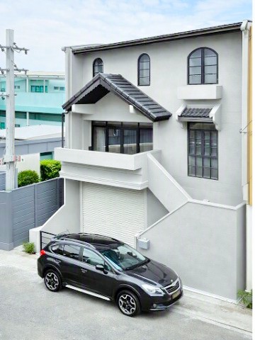 ใกล้Charn at the Avenue 700 ม.  26 ตร.ว.MRT สายสีชมพู แจ้งวัฒนะ 14 เพียง 160 ม. ทุ่งสองห้อง ทาวน์โฮม 3 ชั้นหลังริม 3 นอน 3 น้ำ 183.5 ตร.ม.สามารถปรับเป็นโฮมออฟฟิศได้ ทำเลแจ้งวัฒนะ 11-17 เชื่อมต่อถนนวิภาวดีรังสิต และทางด่วนศรีรัชได้สะดวก 34,998 บาท/เดือนCharn at the Avenue.700m.  MRT ChaengWatthana14 160m.  Pink Line station.  3-story end-unit townhome in Thung Song Hong Chaeng Watthana 11-17 area just Features 3 bed and 3 bath  Land size 26 sq.wa. usable area 183.5 sq.m. Suitable for conversion into a home office. Convenient access to Vibhavadi Rangsit Road and the Si Rat Expressway. 34,998 Baht/month.ถนนแจ้งวัฒนะ วิภาวดี