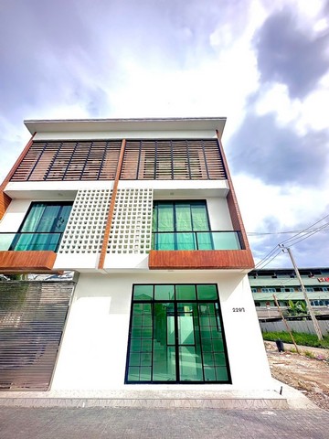 ขาย  โฮมออฟฟิศ 3 ชั้น  ใกล้รถไฟฟ้า วิภาวดี แจ้งวัฒนะ หลักสี่ รามอินทรา ตรงข้ามราชภัฏพระนคร เดินทางสะดวกย้ายคอนโดมาอยู่แนวราบ กับเรา ฟรี ทุกค่าใช้จ่ายการโอน ภายใน พ.ค.68 เท่านั้นอยู่อาศัย ทำโฮมออฟฟิศ ไม่มีค่าส่วนกลาง ที่จอดรถสบายๆ หน้าบ้านมี เซเว่นสะดวก โลตัส สบายสุดๆที่อยู่ : แขวงตลาดบางเขน เขตหลักสี่ กทม. 10210พิกัด : 13.882714900059746, 100.58466280941761สนใจติดต่อ คุณรัชชา 097 124 4363 Line id : Assisterho