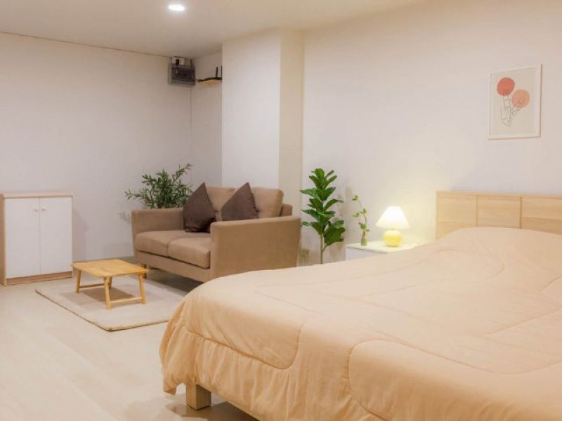 ให้เช่า 10,000 บาท/เดือน*ศรีธนา คอนโด 2 | Srithana Condo 2ห้องตกแต่งสไตล์มินิมอล มูจิ ฟรี WIFI เดินถึง One Nimman, MAYA และ ม.เชียงใหม่.รายละเอียดห้อง• ขนาด 36.5 ตร.ม.• 1 ห้องนอน | 1 ห้องน้ำ• ชั้น 4 • ครัวแยกเป็นสัดส่วน• Built-in ทั้งห้อง• Fully Furnished• พร้อมเข้าอยู่ทันที.เครื่องใช้ไฟฟ้าครบชุดครัว ไมโครเวฟ ตู้เย็น- TV- เครื่องทำน้ำอุ่น- เครื่องปรับอากาศ 1 เครื่อง- เครื่องซักผ้าฝาหน้า- เครื่องอบผ้า- ตู้เสื้อผ้า ชุด�