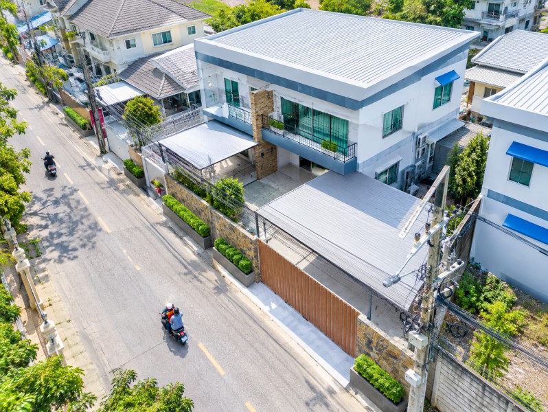 จอดรถได้ 30–40คัน ให้เช่าที่ดิน 200 ตร.ว. 1,000 ตร.ม. 64,999บาทต่อเดือน  ทำเลเหมาะสำหรับธุรกิจ คลังสินค้า สำนักงาน และศูนย์กระจายสินค้าพร้อมสำนักงาน ห้องประชุม และโกดัง 2 ชั้น ติดถนนโพธิ์แก้ว ใกล้สนามไดร์ฟกอล์ฟโพธาลัยและสนามซ้อมเทนนิส  Parking for 30–40 Cars. 200Sq.Wah with Office Meeting Room and Two-Storey Warehouse, Monthly Rent  64,999Baht.  near Phothalai Golf Driving Range and PMP Auto Tennis. Suitable for Business Operations, Warehousing, Offices and Distribution Centers. ถ. ประดิษฐ์มนูธรรมถนนโพธิ์แก้ว แขวงคลองจั่น เ�
