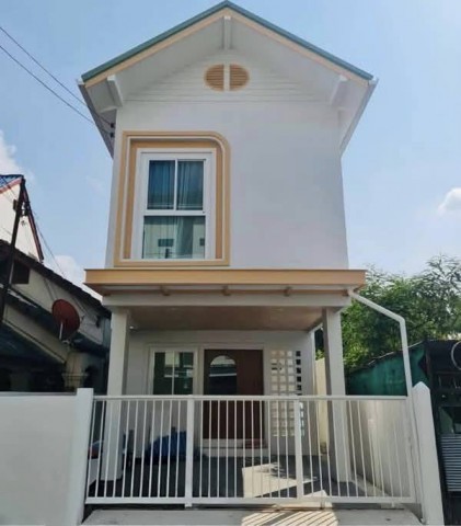 #โซนแม่เหียะ ขายเพียง 3.5 ล้าน บ้าน 2 ชั้น | #ใกล้กาดวรุณ บ้านสวยสภาพดี พร้อมเข้าอยู่ #ซื้ออยู่เองหรือปล่อยเช่าได้รายละเอียดบ้าน• ที่ดิน 33 ตร.วา• พื้นที่ใช้สอย 125 ตร.ม.• 3 ห้องนอน | 3 ห้องน้ำ• ที่จอดรถ 1 คัน• แถมเครื่องปรับอากาศราคา 3.5 ล้านบาท | ต่อรองได้บ้านสร้างใหม่ประมาณ 2 ปี พร้อมแถมแอร์เหตุผลที่ขาย: เจ้าของต้องย้ายไปอยู่ต่างประเทศสามารถเข้าชมบ้านได้ตั้งแต่เดือนพฤ�