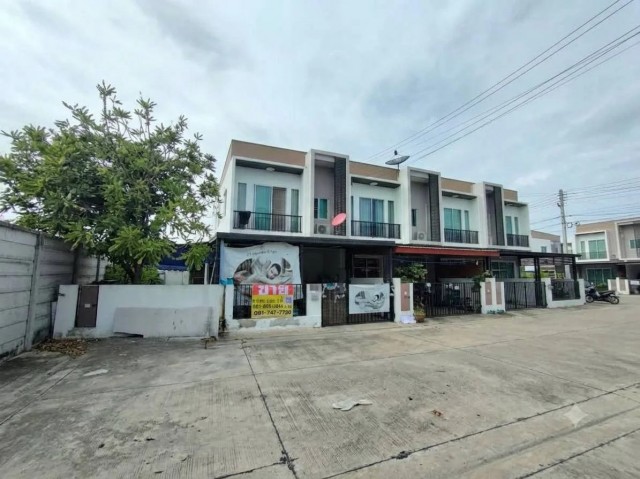 ขายทาวน์เฮ้าส์ 2ชั้น 41.8ตรว.บ้านมุม หมู่บ้านดีบางโทรัด พระราม2 (D Bangtorad Rama2)ที่ตั้ง เลขที่ 111/132หมู่บ้านดีบางโทรัด พระราม2  บางโทรัด, เมืองสมุทรสาคร, สมุทรสาครประเภท : ทาวน์เฮ้าส์ หลังมุมสูง : 2 ชั้นเนื้อที่ :41.5 ตารางวาห้องนอน : 2 ห้องห้องน้ำ : 2 ห้องห้องอื่นๆ : โถงจอดรถได้ : 2คัน บ้านมุมทำสวนหย่อมได้ ต่อเติมรอบบ้าน ของแถม: แอร์ ผ้าม่าน เฟอร์นิเจอร์บางส่วนราคา 2,400,000 บาท(ค่าใช้จ่ายกา