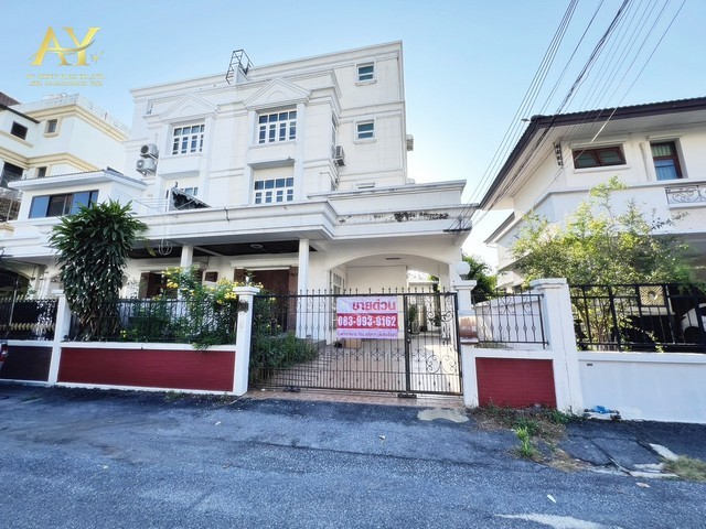 ขายด่วน บ้านเดี่ยว 2 ชั้น 87.7 ตร.ว หมู่บ้านชลัฐฐา ซ.ศรีนครินทร์ 24 พิเศษเพียง 10.9 ล้านบาท เท่านั้น #ราคาดีเกินต้านรายละเอียด- บ้านเดี่ยว 2 ชั้น 4 ห้องนอน 4 ห้องน้ำ มีห้องแม่บ้านและห้องน้ำแม่บ้าน-บ้านเลขที่ 288/7 หมู่บ้านชลัฐฐา ศรีนครินทร์24 ถนนศรีนครินทร์ เขตสวนหลวง กรุงเทพฯ- ขนาดที่ดิน 87.7 ตารางวา พื้นที่ใช้สอย 274 ตารางเมตร- เครื่องปรับอากาศ 5 เครื่อง- หน้าบ้านหันทิศตะวันออก- 