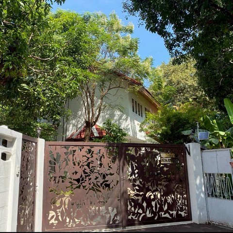 ขายบ้านและที่ดิน พร้อมผู้เช่า สุขุมวิท 50 ซ.สามทหารรายละเอียด-พื้นที่ 115  ตรว. พื้นที่ใช้สอย 320 ตรม.-บ้าน 2 ชั้น ดูคลาสิค-4 นอน 5 น้ำ-บ้านที่ได้สถาปนิกคุณภาพออกแบบลงตัว-ทุกห้องนอนมีห้องน้ำส่วนตัว และมีห้องน้ำกลางอีก1ห้อง-นอกบ้าน ห้องนอนแม่บ้าน1 ห้องน้ำแม่บ้าน1-มีอ่างจากุชชี่ ชนิดfull option 3ตัว-มีแอร์ 7ตัว ทุกห้อง -ห้องน้ำมีเครื่องทำน้ำอุ่น -มีเครื่องซักผ้า อบผ้า-เครื่องล้