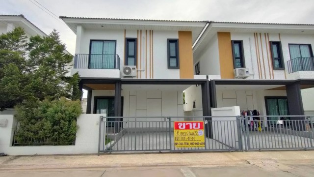 ขายบ้านแฝดสไตล์บ้านเดี่ยว โครงการเซ็นเต้ไลท์ พระราม 2  พื้นที่กว้าง 35 ตร.วา.ต. บางกระเจ้า-พระราม 2  จ.สมุทรสาครบ้านสวยใหม่ พร้อมอยู่ มีพื้นที่รอบบ้าน  รายละเอียดบ้านที่ตั้ง:9/36 ต.บางกระเจ้า อ.เมือง จ.สมุทรสาครขนาดที่ดิน: 35 ตารางวา (148 ตรม. )ฟังก์ชันการใช้งาน:3 ห้องนอน | 2 ห้องน้ำห้องรับแขกขนาดใหญ่ โปร่งสบายห้องครัวเป็นสัดส่วน built inที่จอดรถ 2 คันของแถม แอร์เครื่องทำน้ำอุ่�