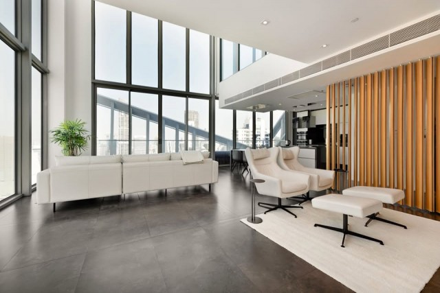 HYDE 11 DUPLEX PENTHOUSEพื้นที่ • ความเป็นส่วนตัว • ความพิเศษที่หาได้ยากมากกว่าที่อยู่อาศัย คือ Private Residence สำหรับผู้ที่ให้คุณค่ากับพื้นที่ ความสงบ และความเป็นส่วนตัวในระดับที่เหนือกว่าPRIME SUKHUMVIT LOCATIONใกล้ BTS Nana เพียงประมาณ 450 เมตร ทำเลใจกลางสุขุมวิท เดินทางสะดวก และรายล้อมด้วยร้านอาหาร แหล่งไลฟ์สไตล์ และย่านธุรกิจชั้นนำของกรุงเทพฯรายละเอียด●Duplex Penthouse | 196.33 ตร.ม.●3 ห้องนอน | 2 ห้องน้ำ●Master Bed