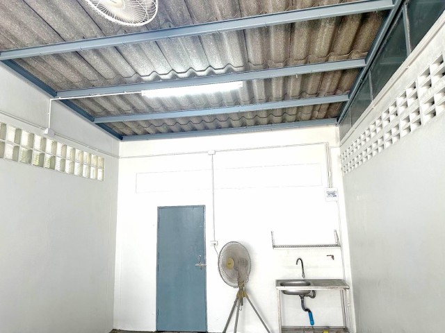 พื้นที่ใช้สอย 48 ตร.ม.ใกล้วัดลาดพร้าว 380 ม.MRT โชคชัย 4 700 ม.ลาดพร้าว71 โกดังให้เช่าขนาดที่ดิน 12 ตร.ว.  ขนาดอาคาร 4 x 12 ม. มี 1 นอน 1 น้ำ พร้อมพัดลมเพดาน เหมาะสำหรับเก็บสินค้า สต็อกสินค้า หรือประกอบกิจการขนาดเล็ก ทำเลเดินทางสะดวก ใกล้รพ.เปาโล โชคชัย 4 600 ม.ตลาด สถานศึกษา และศูนย์การค้า ทำเลเชื่อมต่อถนนหลักหลายสาย และMRT โชคชัย 4 ได้ง่ายรวดเร็ว  9,998บาท/เดือนMRT Chokchai 4 / Ladprao 71 area.Warehouse for rent  Land size: 12 sq. wa.