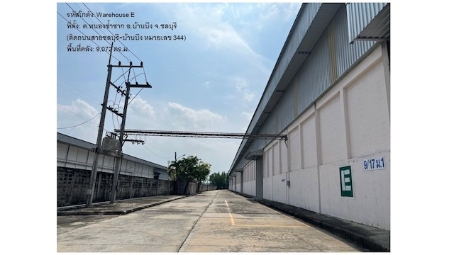 BST1345 ให้เช่าคลังสินค้าและโกดังขนาดใหญ่ ถนนชลบุรีบ้านบึง ใกล้มอเตอร์เวย์ พื้นที่ 9,072 ตร.ม.ติดต่อ Agent คุณบัว BuaTel 093 646 4597LINE ID Bua093ค่าเช่าโดยประมาณ 816,480 บาทต่อเดือนคลังสินค้าให้เช่าในทำเลชลบุรีบ้านบึง เหมาะสำหรับธุรกิจจัดเก็บสินค้า ศูนย์กระจายสินค้า ธุรกิจโลจิสติกส์ และการบริหารสต๊อกสินค้า ทำเลอยู่บนถนนชลบุรีบ้านบึง หมายเลข 344 เดินทางสะดวกและเชื่อมต่อเส้นทางสำคัญขอ�