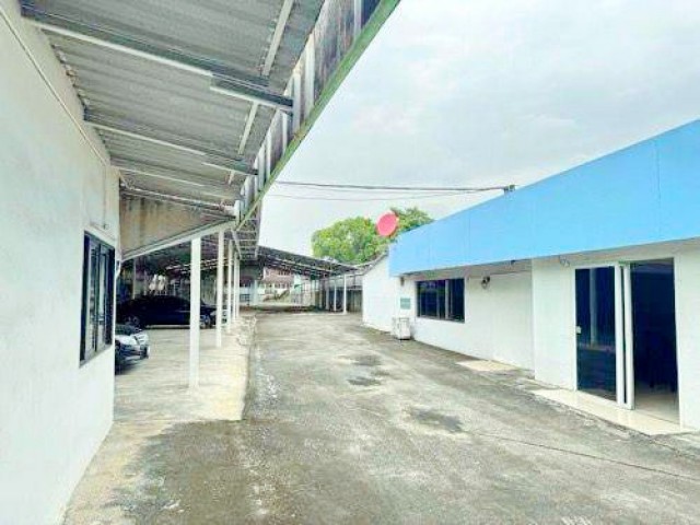 ออฟฟิศ 550ตร.ม.พหลโยธิน 64-79 สนามบินดอนเมือง 1ไร่ โรงจอดรถ บนที่ดิน มีเฟอร์ฯบางส่วน และแอร์ ทำเลติดถนนพหลโยธิน เหมาะสำหรับคลังสินค้า ธุรกิจขนส่ง  และสำนักงาน เดินทางง่าย ใกล้ตลาดสี่มุมเมือง 600 ม.รพ.สถานศึกษา สนามบินดอนเมือง และรถไฟฟ้า เชื่อมต่อกรุงเทพฯ และปทุมธานีได้สะดวก Phahonyothin Rd 64-79 DonMueang Airport 1-rai 550sq.m. Warehouse with office and parking area located on  just 500 m. from Lam Luk Ka Intersection. Situated on a of office space partly furnished and equipped with air conditioning. Suitable for warehou