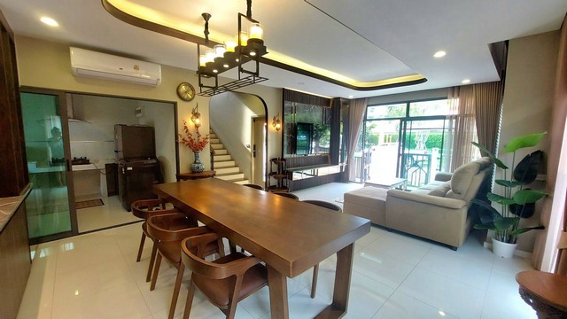 P799 ให้เช่า ขาย บ้านเดี่ยว 2 ชั้น โครงการ แกรนด์ บริทาเนีย พระราม 9-กรุงเทพกรีฑา Grand Britania Rama 9-Krungthepkreetha ถนนพัฒนาชนบท 3 ตกแต่งสวยพร้อมเข้าอยู่ราคาขาย 13,400,000 บาทราคาเช่า 85,000 บาท/เดือนติดต่อ คุณช่อผกา โทร 0616198565 LINE 0616198565สำรอง LINE 0812523279 ส่งลิ้งก์ไว้ได้เลย-ให้เช่า ขาย บ้านเดี่ยว 2 ชั้น โครงการ แกรนด์ บริทาเนีย พระราม 9-กรุงเทพกรีฑา Grand Britania Rama 9-Krungthepkreetha ถนนพัฒนาชนบท 3-ขนาดที่ดิน 56 ตารางวา-พื้นที่ใช้สอ�