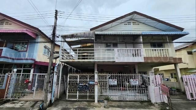 รหัสทรัพย์ : N1492บ้านแฝด 2 ชั้น หมู่บ้านคู่ขวัญหรรษา3 - 4 อ.กระทุ่มแบน จ.สมุทรสาครที่ตั้ง :&nbsp;ถนนหนองแขม-วัดศรีนวล ตำบลสวนหลวง&nbsp;อำเภอกระทุ่มแบน จังหวัดสมุทรสาคร 74110รายละเอียดทรัพย์-&nbsp;บ้านแฝด 2 ชั้น เนื้อที่ดิน&nbsp;30.1 ตารางวา พื้นที่ใช้สอย&nbsp;120&nbsp;ตารางเมตร- 4 ห้องนอน, 2&nbsp;ห้องน้ำ,&nbsp;2 ที่จอดรถ, 1&nbsp;ห้องนั่งเล่น, 1 ห้องครัว- ไม่มีปั๊มน้ำ ไม่มีแท็งก์น้ำ- ไม่มีค่าส่วนกลาง ไม่มีแอร์ ไม
