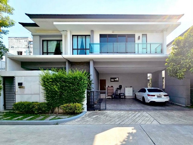 บ้านเดี่ยว 2 ชั้นในโครงการ The City Ekkamai - Ladprao พร้อมเฟอร์นิเจอร์และระบบ Solar Cell เหมาะสำหรับครอบครัวที่ต้องการบ้านขนาดใหญ่ในโซนประดิษฐ์มนูธรรมรายละเอียดบ้าน- ที่ดิน 72 ตร.ว.- พื้นที่ใช้สอย 309 ตร.ม.- 4 ห้องนอน 4 ห้องน้ำ- 1 ห้องอเนกประสงค์- ห้องแม่บ้านพร้อมห้องน้ำ- จอดรถ 3 คัน- เครื่องปรับอากาศ 7 เครื่อง- Fully Furnished- Solar Cell พร้อมแบตเตอรี่ 7 kWh และมิเตอร์ TOU ตามข้อมูลเจ้าของจุดเด่น- บ้านพร้อมเฟอร์