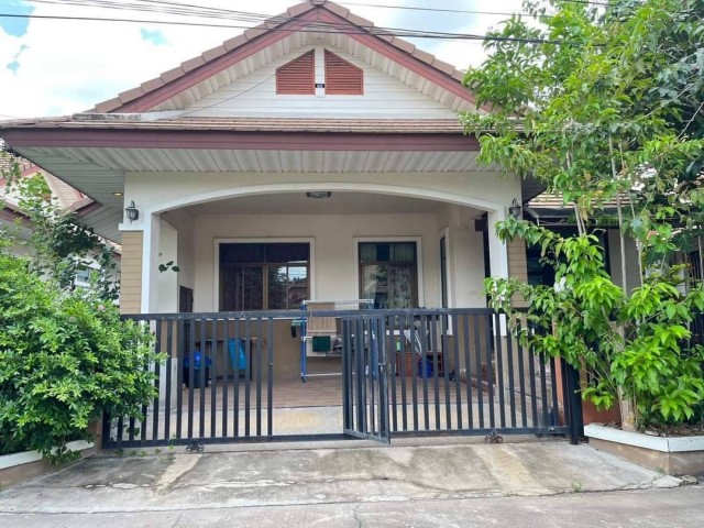 PZ1561 ขายบ้านเดี่ยว ชั้นเดียว 56 ตรว บ้านสวนจินดารมย์ 3 ปลวกแดง บนถนน 3245 ถนนปลวกแดง-หนองใหญ่ และถนนเทศบาลพัฒนา ใกล้กับ เมกาโฮมปลวกแดง ตำบลปลวกแดง อำเภอปลวกแดง จังหวัดระยองราคา 2,550,000 บาท**รายละเอียดตัวบ้าน- บ้านเดี่ยวชั้นเดียว- เนื้อที่  56 ตารางวา- พื้นที่ใช้สอย ประมาณ 120 ตร.ม.- 3 ห้องนอน- 2 ห้องน้ำ- ห้องโถงรับแขก-ห้องครัว-ระเบียงหน้าบ้าน (หันไปทางทิศตะวันตก)-จอดรถในบ้านได้ 1 �