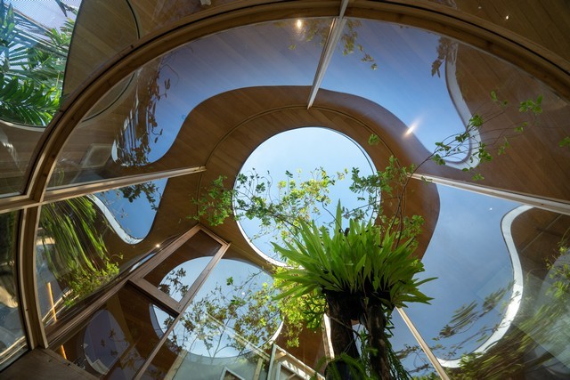 Terrarium House บ้านพักสถาปัตยกรรมดีไซน์โดดเด่นในกรุงเทพฯ ออกแบบพื้นที่ให้เชื่อมโยงกับธรรมชาติผ่าน courtyard กลางบ้าน ผนังกระจกสูง และงานไม้โทนอุ่น ให้บรรยากาศสงบและเป็นส่วนตัว เหมาะสำหรับการอยู่อาศัยระยะยาวรายละเอียดบ้าน- บ้านเดี่ยว 2 ชั้น- พื้นที่รวม 685 ตร.ม. ตามข้อมูลผู้ให้เช่า- 4 ห้องนอน พร้อมเตียงคิงไซส์- 4 ห้องน้ำ รองรับผู้พักอาศัยสูงสุด 8 ท่าน- Master Bedroom ชั้นบน พร้อมทีว�