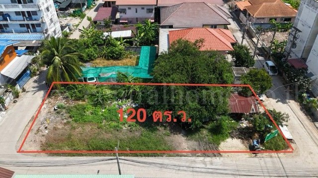 รหัสทรัพย์ : N1480ที่ดิน ซอยเรณูอุทิศ อ.ลาดหลุมแก้ว ห่างถนนปทุมธานี-บางเลน เพียง 100 เมตร ทำเลดี ราคาถูกที่ตั้ง : ถนนปทุมธานี-บางเลน ตำบลคลองพระอุดม อำเภอลาดหลุมแก้ว จังหวัดปทุมธานี 12140รายละเอียดทรัพย์- ที่ดิน เนื้อที่ 120 ตารางวา&nbsp;ขนาดโดยประมาณ 15 × 32 เมตร&nbsp;- ติดถนนถึง 3 ด้าน เข้า-ออกสะดวก จัดสรรพื้นที่ใช้งานได้ง่าย รูปแปลงสวย- ถมแล้ว สูงประมาณระดับพื้นถนน ประหยัดค่าถม�