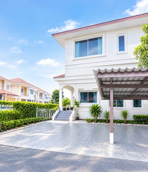 ที่จอดรถ 4–6 คัน ให้เช่า 5นอน 5น้ำ อาคาร 3ชั้น เลียบด่วนเอกมัยรามอินทรา 1.5กม.  สนามกอล์ฟโพธาลัย  รร.เลิศหล้า เกษตรนวมินทร์ 505 ม.