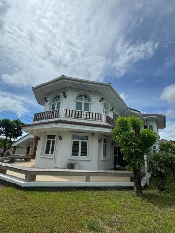 ให้เช่าบ้านเดี่ยวพูลวิลล่าหรู 4 ห้องนอนใหญ่ ซอยสุขุมวิท 107 (แบริ่ง) ใกล้โรงเรียน Bangkok Patanaติดต่อ: ชยา โทร/ID Line:: 0942823961Link Line:: https://line.me/ti/p/3xFA1An8Kcรหัส# T26-1336บ้านเดี่ยวพูลวิลล่าหรู ซอยสุขุมวิท 107 (แบริ่ง) ใกล้โรงเรียน Bangkok Patana๐ เหมาะสำหรับครอบครัวใหญ่ที่มองหาความเป็นส่วนตัวและพื้นที่รับรองแขก๐ พื้นที่ใช้สอยกว้างขวางถึง 650 ตร.ม.๐ 4 ห้องนอนใหญ่๐ 5 ห้องน้ำ๐ ห้องทำงานส่วนตัว๐ ห้องแม่บ้านแยกส่