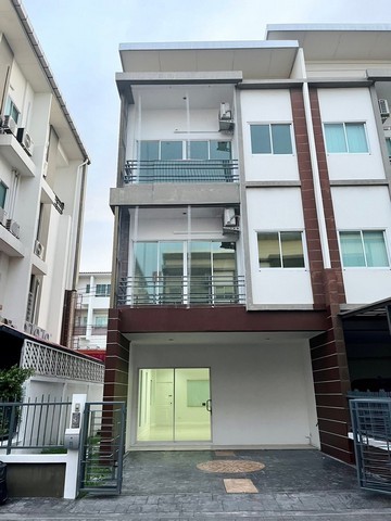 RT2281 โฮมออฟฟิศ 3 ชั้น 4 ห้องนอน 3 ห้องน้ำ แอร์ ทั้งหมด 5 ตัว ติดถนนนวลจันทร์ ทำออฟฟิศใด้โฮมออฟฟิศ  ติดถนนนวลจันทร์3 ชั้น ขนาด 31.2 ตารางวา พื้นที่ใช้สอย 197 ตารางเมตร  3 ห้องน้ำ  2 จอดรถ (จอดหน้าบ้านได้อีก1คัน)ชั้น 1 และ 2 เป็นห้องโถงกว้างๆ ชั้น 3 มี 2 ห้องนอน แอร์ ทั้งหมด 5 ตัว ครบทุกชั้นทุกห้องแทงค์น้ำ พร้อมเครื่องปั๊มน้ำที่ตั้ง ถ.นวลจันทร์แขวงนวลจันทร์ เขตบึงกุ่ม กรุงเทพมหานคร