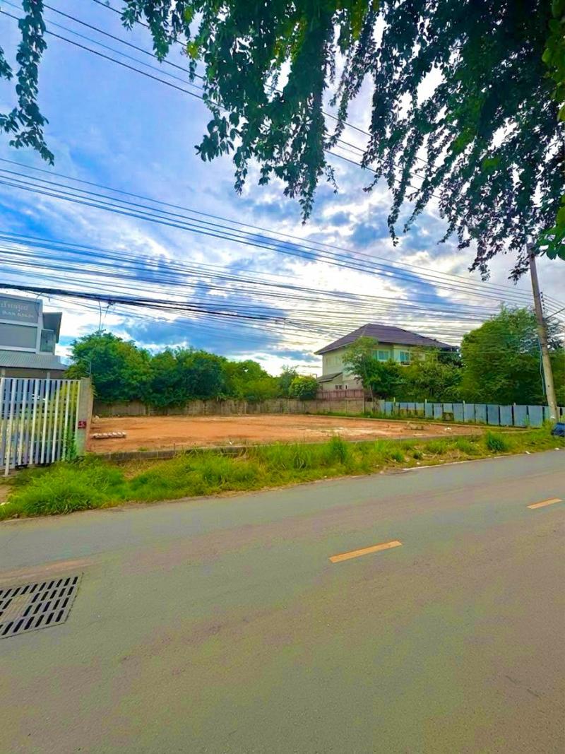 ที่ดินทำเลดี   ลดจริงกว่า 8 แสน! ที่ดินติดถนนเพชรมาตุคลา 9 หัวทะเล โคราช   ที่ตั้ง : ต.หัวทะเล อ.เมืองนครราชสีมา จ.นครราชสีมา พิกัดที่ดิน :https://maps.app.goo.gl/KAZ4gVieez6jn9WT8?g_st=ic ขนาดพื้นที่ : เนื้อที่ 120 ตร.วา จุดเด่นที่น่าสนใจ- ที่ดิน ติดถนนเพชรมาตุคลา 9 เดินทางเข้า-ออกสะดวก- ทำเลหัวทะเล เชื่อมต่อพื้นที่เมืองนครราชสีมาได้ง่าย- ใกล้ ร้านอาหารระเบียงเคียงน้ำ- ไม่ไกลจาก 7-Eleven- เหมาะสำหรับสร้า