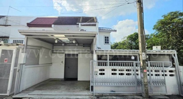รหัสทรัพย์ : N1637ทาวน์เฮ้าส์ 2 ชั้น ประชานุกูล 3 ซอย 1 ถนนรัชดาภิเษกเชื่อมต่อถนนวงศ์สว่าง บ้านสวย หลังริม ราคาถูกที่ตั้ง :&nbsp;ถนนรัชดาภิเษก แขวงวงศ์สว่าง&nbsp;เขตบางซื่อ กรุงเทพฯ 10800รายละเอียดทรัพย์-&nbsp;ทาวน์เฮ้าส์ 2 ชั้น เนื้อที่ดิน&nbsp;25.5 ตารางวา พื้นที่ใช้สอย&nbsp;100&nbsp;ตารางเมตร- 2&nbsp;ห้องนอน, 1&nbsp;ห้องน้ำ,&nbsp;2 ที่จอดรถ, 1&nbsp;ห้องนั่งเล่น, 1&nbsp;ห้องทานข้าว, 1 ห้องครัว-&nbsp;บ้านสวย ทำเลดี เดินทา