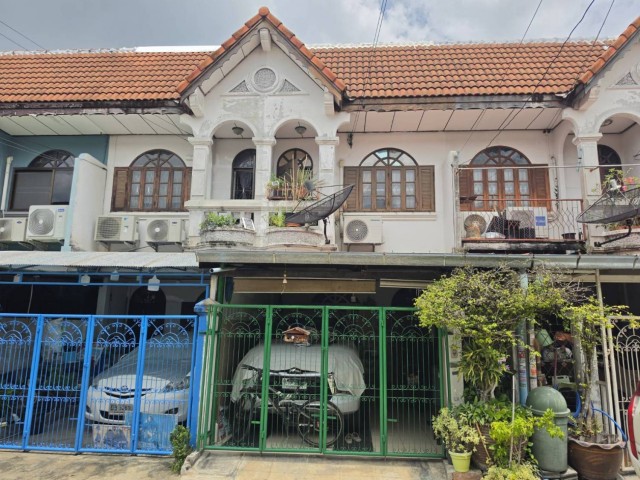 ขายถูกสุด ทาวน์เฮ้าส์ เสนาวิลล่า 3 คู้บอน 27.TPI-3505.เเผนที่ : https://maps.app.goo.gl/3oFuy5CgSG4FVi43A.- ทาวน์เฮ้าส์ 2 ชั้น เนื้อที่ 18 ตารางวา- พื้นที่ใช้สอย 110 ตารางเมตร- โครงการ เสนาวิลล่า3 คู้บอน27แยก10 .- 2 ห้องนอน 2 ห้องน้ำ 1ห้องอเนกประสงค์ สามารถทำเป็นห้องนอนผู้สูงอายุ หรือห้องเก็บของก็ได้- โรงจอดรถปูกระเบื้อง- ต่อเติมครัว เคาน์เตอร์ปูน- แถมฟรี ปั๊มน้ำ แท็งก์น้ำ.สถานที่ใกล้เคียง- ตลาดคู้บอน- Big C คู�