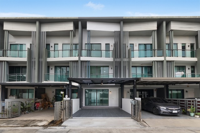 ทำเลทอง! ทาวน์โฮม 3 ชั้น รีโนเวทใหม่ พร้อมอยู่ ทำเลศักยภาพบนถนนสวนผัก ใกล้ทางด่วนหากคุณกำลังมองหาบ้านพร้อมอยู่ บนทำเลที่ตอบโจทย์การใช้ชีวิตเมือง พร้อมสิ่งแวดล้อมสงบและปลอดภัย ทาวน์โฮม 3 ชั้นหลังนี้ คือคำตอบที่คุณไม่ควรพลาดดูทำเลที่ตั้งโครงการ: https://maps.app.goo.gl/p1i76Z5iaa2AFjmZAรายละเอียดทรัพย์แบบบ้าน: ทาวน์โฮม 3 ชั้น รีโนเวทใหม่ทั้งหลังพื้นที่ดิน: 20.6 ตร.ว.พื้นที่ใช้สอย: ปร