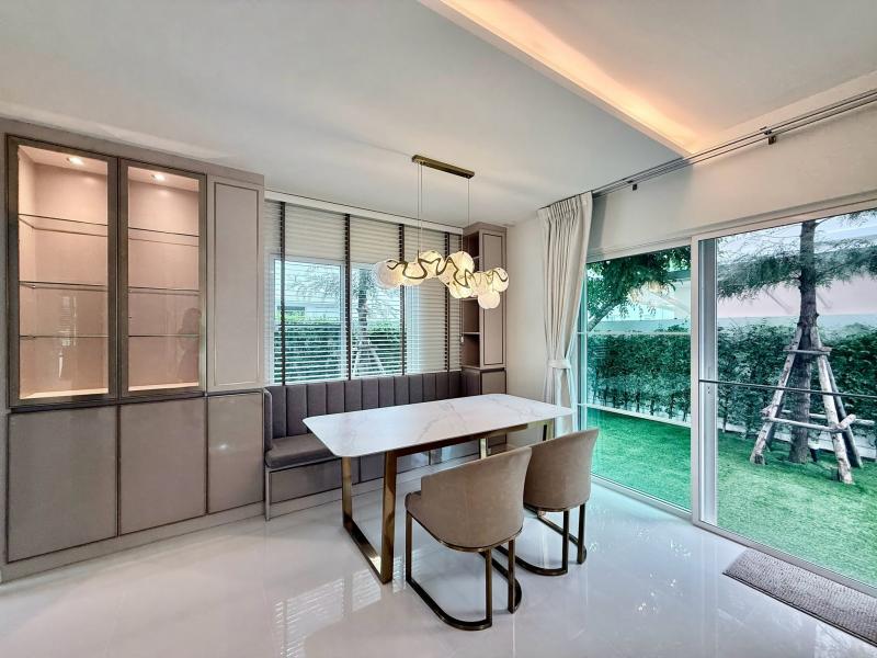 RHT2796 ให้เช่าบ้านเดี่ยว เฟอร์นิเจอร์ครบ  วิลลาจิโอ 2 ศรีนครินทร์–บางนา  ใกล้เมกาบางนา เนื้อที่ 66 ตร.ว.   พื้นที่ใช้สอย 200 ตร.ม. 4 ห้องนอน  4 ห้องน้ำ  ที่จอดรถในร่ม 2 คันสนใจติดต่อAgent : คุณเจี๊ยบ 092-851-6969ID Line :keti2522 ราคาค่าเช่า 80,000 บาท/เดือนที่ตั้ง ถนนบัวนครินทร์ ตำบล บางแก้ว อำเภอบางพลี สมุทรปราการ 10540 พร้อมเข้าอยู่ เฟอร์นิเจอร์ครบ หิ้วกระเป๋าเข้าอยู่ได้เลยบ้านเดี่ยวหน้าสวน หน้าบ้า�