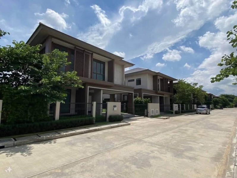 #เช่าบ้านเดี่ยว2ชั้น บุราสิริ กรุงเทพกรีฑา 4 ห้องนอน 4 ห้องน้ำ 1 ครัวไทย 1 ครัวฝรั่ง#ใกล้โรงเรียนนานาชาติ Brighton College และ Wellington Collegeรายละเอียดบ้านท- ขนาด 55 ตรว - พื้นที่ใช้สอย 196 ตารางเมตร - ที่จอดรถ 2 คัน - 4 ห้องนอน 4 ห้องน้ำ 1 - ครัวไทย 1 ครัวฝรั่ง#เฟอร์นิเจอร์ครบ #เครืองใช้ไฟฟ้าพร้อม #ค่าเช่า Fully furnished 90,000 บาท/เดือน- มัดจำประกัน 2 เดือน/ล่วงหน้า1เดือน - ขั้นต่ำ 1 ปี #House for RentBurasiri KruthepkeetaDouble story house. 4 bedrooms, 4 bathroo