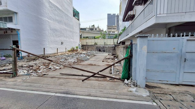 ที่ดินใจกลางเจริญนครในซอย 39 ขนาดกะทัดรัดสำหรับพัฒนาในย่านเมืองที่รายล้อมด้วยโรงแรม ร้านอาหาร และโครงการสำคัญฝั่งธนบุรีรายละเอียด- เนื้อที่ 56 ตร.ว.- ราคา 190000 บาท/ตร.ว.- ใกล้ศูนย์ราชการกระทรวงมหาดไทยแห่งใหม่ประมาณ 700 เมตร- BTS กรุงธนบุรีประมาณ 1.8 กม.- ICONSIAM ประมาณ 2.8 กม.ราคา10640000 บาทสอบถามรายละเอียดและนัดชมคุณเอก 081-852-3879Line ID: @k.realestate.ddEnglish Descriptionขายที่ดินเจริญนคร 39 ใกล้ ICONSIAM 56 ตร.ว. ราคา 10.6