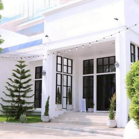 ที่ดินพร้อมอาคารในซอยแบริ่ง 5 ทำเลที่เชื่อมต่อสุขุมวิทและรถไฟฟ้าได้สะดวก เหมาะสำหรับผู้ที่มองหาที่ดินแปลงใหญ่พร้อมอาคารและรายได้จากผู้เช่าเดิมรายละเอียด- ที่ดิน 351 ตร.ว.- อาคารชั้นเดียว พื้นที่ใช้สอยประมาณ 250 ตร.ม.- 1 ห้องโถง 2 ห้องนอน 3 ห้องน้ำ- ที่จอดรถประมาณ 10 คันขึ้นไป- มีผู้เช่าอยู่- ประมาณ 3 นาทีถึง BTS แบริ่งราคา65000000 บาทสอบถามรายละเอียดและนัดชมคุณเอก 081-852-3879Line ID: 