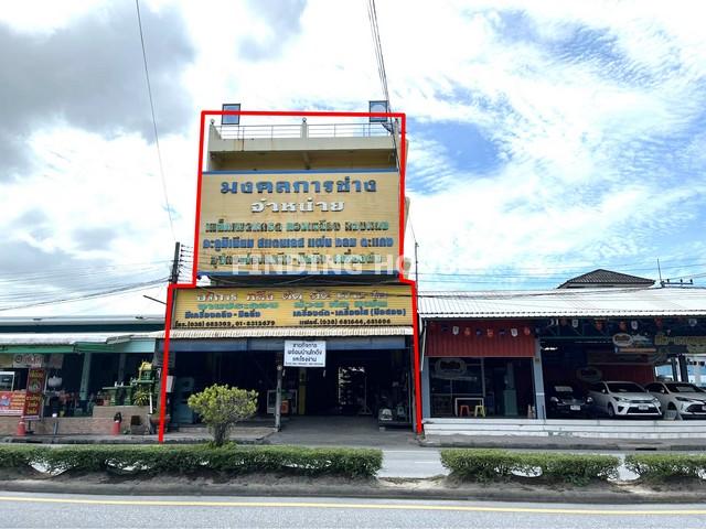 **รายละเอียด**1 อาคารพาณิชย์ 4 ชั้นครึ่ง โกดัง พร้อมสินค้าที่วางขายหน้าร้าน- ตั้งอยู่ที่ : ติดถนนมาบตาพุด ตำบลมาบตาพุด อำเภอเมืองระยอง จังหวัดระยอง- พื้นที่ 99.8 ตารางวา พื้นที่ใช้สอย 420 ตารางเมตร- ชั้น 1 หน้าร้านจำหน่ายอุปกรณ์กลึงเหล็กและออฟฟิศ 1 ห้อง- ชั้นลอย ห้องครัว 1 ห้อง และพื้นที่รับประทานอาหาร- ชั้น 2 ห้องนอน 1 ห้อง, ห้องน้ำ 1 ห้อง และห้องนั่งเล่นที่มีห้องน้ำในตั�