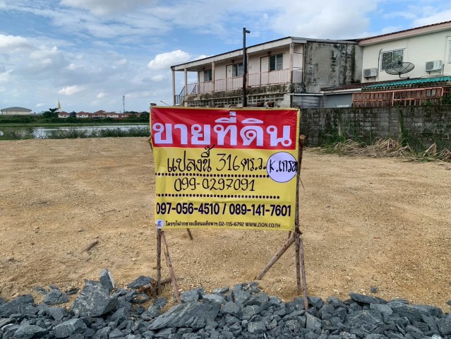 ที่ดินสวยทำเลทองย่านกระทุ่มล้ม-อ้อมน้อย 316 ตรว. ถมแล้วพร้อมสำหรับการพัฒนาทันที และตั้งอยู่ในจุดเชื่อมต่อสำคัญที่สามารถเดินทางเข้าออกได้สะดวกรายละเอียด:• ที่ดินขนาด 316 ตารางวา• หน้ากว้าง 37 เมตร, ด้านซ้ายลึก 34 เมตร, ด้านขวาลึก 57 เมตร• ผังเมือง สีเหลือง• สภาพที่ดิน: ถมแล้ว (พร้อมใช้งาน)• ถนนหน้าแปลง: ถนนคอนกรีต• เอกสารสิทธิ์: โฉนด (พร้อมโอน)• ความเหมาะสม: เหมาะสำห�