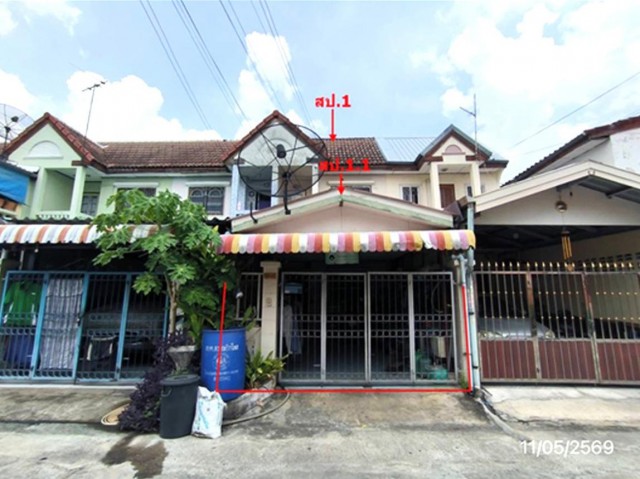 ขายทาวน์เฮ้าส์ปทุมธานี โครงการ บ้านดาวเรือง    ซอย 6 ถนน รังสิต-ปทุมธานี ตำบล สวนพริกไทย อำเภอ เมืองปทุมธานี จังหวัด ปทุมธานี  ราคา  1,300,000   บาท  ( ราคาต่อรองได้ )  รายละเอียดทรัพย์ -  เนื้อที่ 17.00 ตร.ว.  พื้นที่ใช้สอย 000 ตารางเมตร -  2 ห้องนอน 2 ห้องน้ำ   -  1 ที่จอดรถ  -  บ้านหันไปทางทิศ ตะวันออก  พิกัดทรัพย์ : https://maps.app.goo.gl/3db7KmA62CdbGraP9  สถานที่ใกล้เคียง   - สถานีรถไฟรังสิต - โรงพยาบาลปทุมเวช - ฟิวเจ�