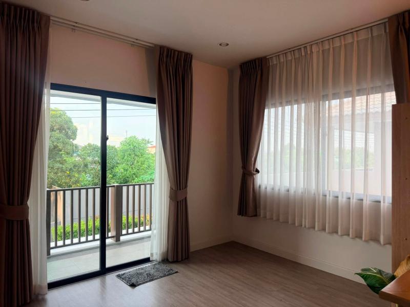 RHT2799ให้เช่าบ้านเดี่ยว สัตว์เลี้ยงตัวเล็กได้ Saransiri Rangsit ใกล้มหาวิทยาลัยรังสิต ใกล้future park  ใกล้รถไฟฟ้าสายสีแดงเข้มเนื้อที่ประมาณ50 ตร.ว.   3ห้องนอน 3ห้องน้ำ 2ที่จอดรถ สนใจติดต่อAgent : คุณเจี๊ยบ 092-851-6969ID Line :keti2522เดือนละ 40,000 (รวมค่าส่วนกลางแล้ว)ที่ตั้ง ถนนรังสิต-ปทุมธานี ต.สวนพริกไทย อ.เมืองปทุมธานี จ.ปทุมธานี 12000พร้อมเข้าอยู่ บ้านเดี่ยวโครงการหรู ติดทางด่วนส่วนกลางดี เพื่อนบ้านน่า�