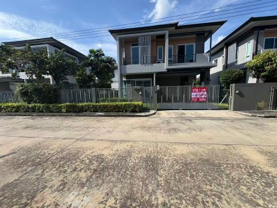 ให้เช่าพร้อมเฟอร์ ! ทำเลติดถนนวงแหวนกาญจนาฯ เพียง 5 นาที ถึงห้างแฟชั่นฯ !ให้เช่าบ้านเดี่ยว เสนา พาร์ค แกรนด์ รามอินทรา (Sena Park Grand Ramindra) 62 ตร.ว (Green Smart Design )Solar Rooftop และ Solar Scale-Up ！.TPI-3494.สามารถรับชมวิดิโอได้ที่ : https://youtube.com/shorts/cDuiamjQqos.สามารถรับชมภาพ 360 องศาทุกมุมมองได้ที่ : https://360tour.thaipropertyinvestor.net/en/embed/NNoreRzYC7.ที่ตั้ง: ถ. กาญจนาภิเษก แขวงคันนายาว เขตคันนายาว กรุงเทพมหานคร 10230Google maps：https://maps.app.goo.gl/7Fz5ytFLG51Te28j6?g_st=ipc.รายละเอียด:✅ �