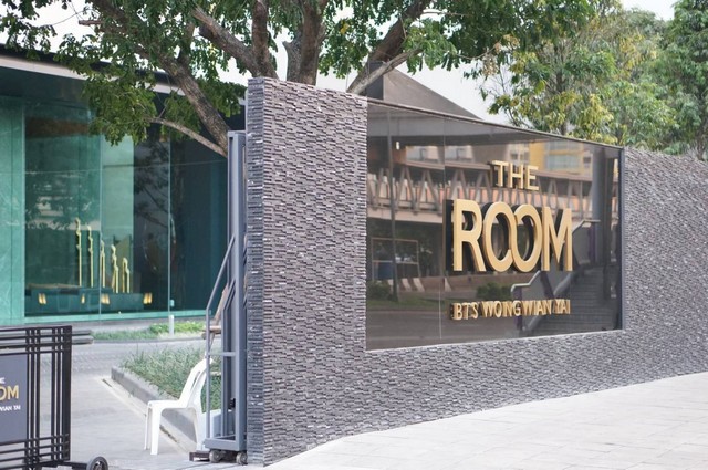 ขายพร้อมผู้เช่า The Room BTS Wongwian Yai คอนโดติด BTS วงเวียนใหญ่ เพียง 150 เมตรทำเลพิเศษ เดินทางสะดวกสุดๆมีทางขึ้น-ลงรถไฟฟ้าอยู่บริเวณหน้าโครงการ ติดกับทางเข้า-ออกคอนโด เดินทางเข้าเมืองง่าย เชื่อมต่อสาทร สีลม และสุขุมวิทได้สะดวกห้องใหญ่ ชั้น 9 ขนาด 89 ตร.ม. พร้อมอยู่2 ห้องนอน2 ห้องน้ำ1 ห้องครัวเฟอร์นิเจอร์และเครื่องใช้ไฟฟ้าครบ พร้อมเข้าอยู่✅ ครัวพร้อมเตาไฟฟ้า✅ เตาอบไฟฟ้า✅ ไ