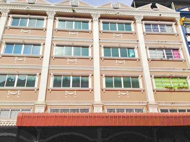 สถานศึกษา  หน่วยงานราชการ ตลาดสดสี่แยกลำผักชี 250 ม. หนองจอก ปั๊มน้ำมันบางจาก  อาคารพาณิชย์ 4 ชั้น ย่านแยกลำผักชี 3 นอน 2 น้ำ ขนาดที่ดิน 19 ตร.วา.พื้นที่ใช้สอย 300 ตร.ม.ทำเลสุวินทวงศ์ 27-33 เดินทางสะดวก ใกล้โรงพยาบาลสัตว์ซื่อตรง 750 ม ใกล้ถนนสุวินทวงศ์ และแหล่งชุมชน เหมาะสำหรับอยู่อาศัย ค้าขาย หรือประกอบธุรกิจ 10,499  บาท/เดือนLamPhakChi Intersection Fresh Market 250m NongChok Bangchak Station. 4 story commercial building located 250 m. from Nong Chok Intersection Mar