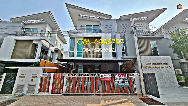 ขาย/เช่า บ้านแฝด 3 ชั้น ดอนเมืองGRAND I-DESIGN VIBHAVADIบ้านหลังมุม แต่งสวย พร้อมอยู่ ทำเลติดถนนวิภาวดีสนามบิน ดอนเมือง กรุงเทพฯที่ดิน 39.4 ตร.วา | พื้นที่ใช้สอย 212 ตร.ม.3 ห้องนอน | 3 ห้องน้ำLiving Room | ห้องรับแขก | 2 ห้องครัวWalk-in Closet ห้อง Masterจอดรถ 2 คัน | มีพื้นที่ด้านข้างหน้าบ้านทิศเหนือจุดเด่นบ้าน- บ้านหลังมุม หน้ากว้าง 8 ม. ให้ความรู้สึกเหมือนบ้านเดี่ยว- ติดถนนวิภาวดีรังสิต เดินทางเข้า-ออกสะดว