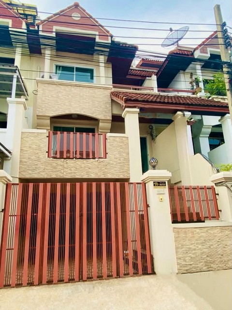 ให้เช่าทาวน์โฮม 4 ชั้น 5 ห้องนอน โครงการรอยัล นครินทร์วิลล่า ซอยศรีนครินทร์ 42 ใกล้ซีคอนสแควร์ ใกล้ Mrt สายสีเหลือง *** ราคาเช่า 38,000 บาท/เดือน ติดต่อ:: ชยา โทร/ID Line:: 0942823961   Link Line:: https://line.me/ti/p/3xFA1An8Kcรหัส# T26-1353ทาวน์โฮม 4 ชั้น โครงการรอยัล นครินทร์วิลล่า ซอยศรีนครินทร์ 42 ใกล้ซีคอนสแควร์ ใกล้ Mrt สายสีเหลือง ๐ พื้นที่ 35 ตารางวา๐ พื้นที่ใช้สอยประมาณ 350 ตร.ม.๐ 5 ห้องนอน 5 ห้องน้ำ๐ ตกแต่ง เฟอร์นิเจอร์�