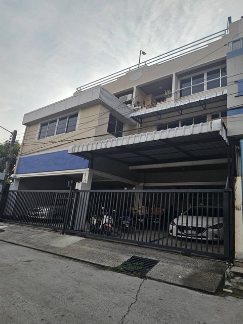 ขายโฮมออฟฟิศ 3 ชั้น 580 ตรม. ซอยบางนา-ตราด 21 ทะลุอุดมสุข 56 ใกล้เซ็นทรัลบางนา *** ราคาขาย 11.9 ล้านบาท  ติดต่อ:: ชยา โทร/ID Line:: 0942823961   Link Line:: https://line.me/ti/p/3xFA1An8Kcรหัส# T26-327 โฮมออฟฟิศ 3 ชั้น ซอยบางนา-ตราด 21 ทะลุอุดมสุข 56 ใกล้เซ็นทรัลบางนา๐ เนื้อที่ 50 ตารางวา ๐ พื้นที่ใช้สอยทั้งหมด 580 ตารางเมตร๐ ชั้นบนมี 6 ห้องนอน 6 ห้องน้ำ  ๐ ชั้นล่าง ออฟฟิศ 3 ห้องน้ำ๐ ดาดฟ้า 100 ตารางเมตร๐ จอดรถยนต์ได้ 4 คัน๐ สามารถติดตั้ง