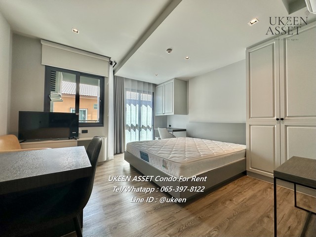 ให้เช่า: Chamonix Condo ชาโมนิกซ์ ศรีราชา (สตูดิโอ)ราคาเช่า: 6,900 บาท/เดือน มีเครื่องซักผ้านักศึกษาม.เกษตร เช่ากันเยอะมาก เดินทางสะดวกรายละเอียดห้อง:ขนาด 25 ตร.ม.ห้องสตูดิโอฝั่งเดียวกับ ม.เกษตร ศรีราชาสิ่งอำนวยความสะดวกภายในห้อง:ตู้เย็นแอร์ห้องรับแขกและห้องนอนเครื่องทำน้ำอุ่นครัวบิ้วอิน + เครื่องดูดควันSmart TVตู้เก็บรองเท้าไมโครเวฟสิ่งอำนวยความสะดวกในคอนโด:สระว่ายน้ำ�