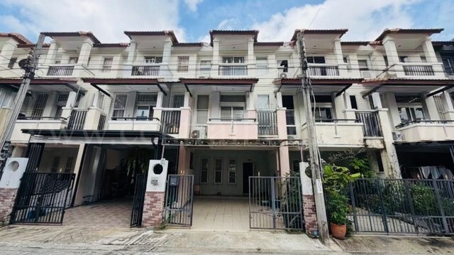 ทาวน์โฮม 3 ชั้น หมู่บ้านนารารมย์ บางกรวย นนทบุรี ใกล้วัดชลอ