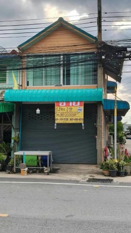 ขายทาวน์เฮาส์ 2 ชั้นบ้านเลขที่ 5  บ้านมุม ทำเลค้าขาย อ.เมืองสมุทรสาครบ้านเลขที่ 5/577 ซอย 18 หมู่บ้านเลขที่ 5ต.ท่าทราย อ.เมืองสมุทรสาคร จ.สมุทรสาครราคา 2,500,000 บาทค่าใช้จ่ายในการโอน คนละครึ่งรายละเอียดบ้าน • ที่ดิน 15.9 ตร.วา• บ้านมุม ทำเลดี ติดถนนหลัก• มีหน้าร้าน เหมาะสำหรับค้าขายหรือทำธุรกิจ• ห้องทำงาน• ห้องครัว• 3 ห้องนอน• 2 ห้องน้ำ• จอดรถได้ถึง 3 คัน• เหมาะสำหรับลงทุนแล