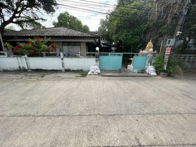 รหัส# T26-787 ขายที่ดิน 142 ตรว. สุขุมวิท 101-1 วชิรธรรมสาธิต 38 ใจกลางกรุงเทพ พร้อมสิ่งปลูกสร้าง (บ้านเก่า) ใกล้ BTS อุดมสุข *** ราคาขาย 20 ล้านบาท ติดต่อ:: ชยา โทร/ID Line:: 0942823961   Link Line:: https://line.me/ti/p/3xFA1An8Kcรหัส# T26-787ที่ดินทำเลทอง  สุขุมวิท 101-1 ซอยวชิรธรรมสาธิต 38 ใจกลางกรุงเทพ ใกล้ BTS อุดมสุข  • เนื้อที่ 142 ตารางวา • ที่ดินสวยสี่เหลี่ยมผืนผ้า • หน้ากว้างประมาณ 22 เมตร ลึกประมาณ 26 เมตร • ถนนกว้าง เป็นถนนคอนกรีต�