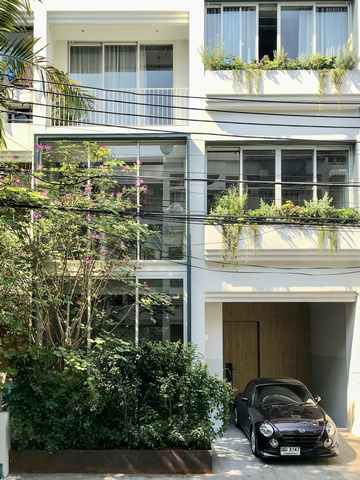 ขายทาวน์โฮม สุขุมวิท 49 ซอยพร้อมพรรค ขนาด 24.4 ตร.ว. 3 ห้องนอน ใกล้ทองหล่อ ราคา 27,000,000 บาท#อ่านเพิ่มเติม https://estatesourceth.com/property/h0007th/รายละเอียดทรัพย์ทาวน์โฮม 3 ชั้นครึ่ง ทำเลสุขุมวิท 49 ซอยพร้อมพรรคบ้านสวยตกแต่งครบ พร้อมผู้เช่า เหมาะทั้งอยู่อาศัยและลงทุนที่ดินขนาด 24.4 ตารางวาพื้นที่ใช้สอย 250 ตารางเมตร3 ห้องนอน3 ห้องน้ำที่จอดรถ 1 + 1 คันหน้าบ้านกว้างประมาณ 7 เมตรขายแบบ Fully Furnished พร้อมเข้าอ�